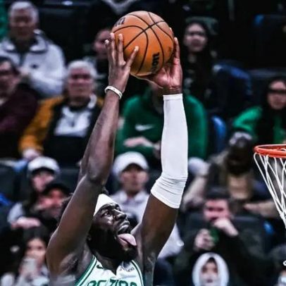 Neemias realiza afundanço semelhante a Michael Jordan, com a língua de fora