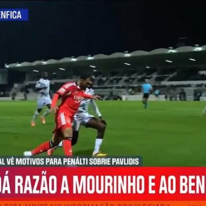 Iturralde González aponta penálti sobre Pavlidis no Moreirense-Benfica