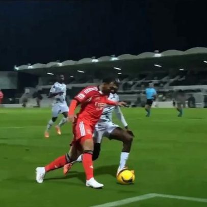 Iturralde González aponta penálti sobre Pavlidis no Moreirense-Benfica