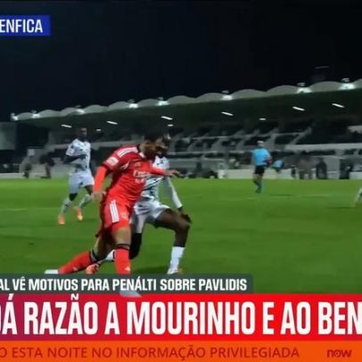 Iturralde González aponta penálti sobre Pavlidis no Moreirense-Benfica