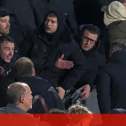Van Persie foi apupado pelo Feyenoord após eliminação na Taça holandesa