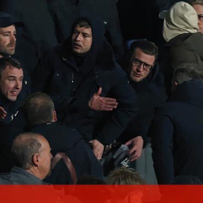 Van Persie vaiado pelos adeptos do Feyenoord após eliminação nos oitavos