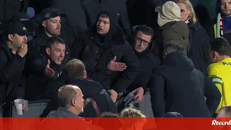 Van Persie vaiado pelos adeptos do Feyenoord após eliminação na Taça da Holanda