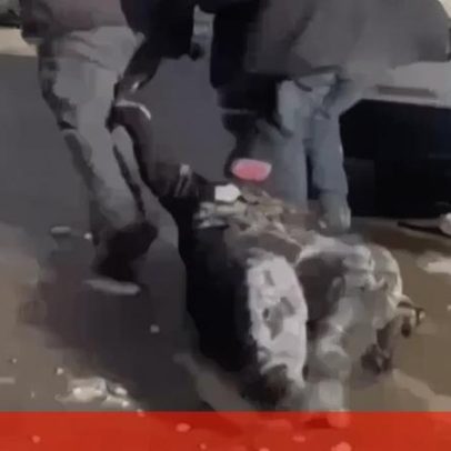 Populares intervêm após agente do ICE arrastar mulher em Minneapolis