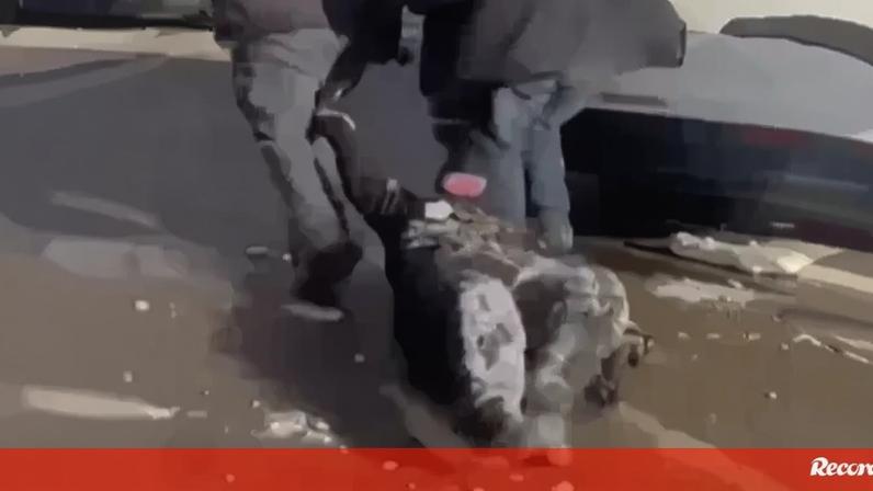 Populares intervêm após agente do ICE arrastar mulher em Minneapolis