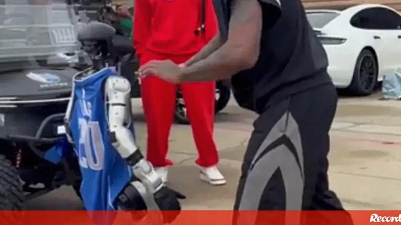 Kyrie Irving vai à luta com robô... e deixa-o KO