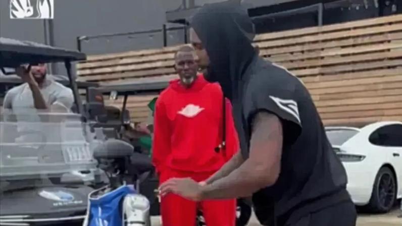 Kyrie Irving vai à luta com robô... e deixa-o KO