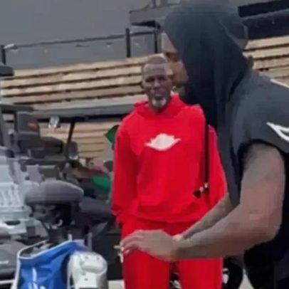 Kyrie Irving enfrenta robô e deixa-o KO