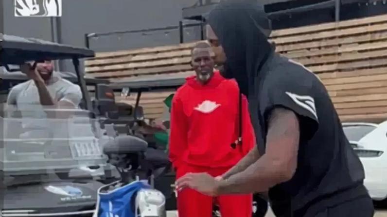 Kyrie Irving vai à luta com robô... e deixa-o KO