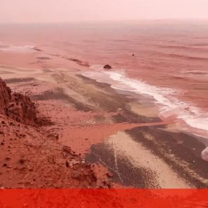 Mar fica vermelho no Irão após chuvas intensas, imagens captadas