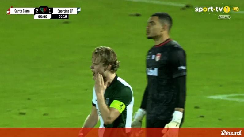 Árbitro demora 12 minutos a assinalar penálti a favor do Sporting nos descontos