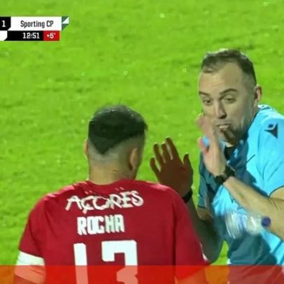 Garrafa atirada após penálti assinalado por João Pinheiro a favor do Sporting
