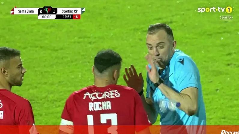 Garrafa atirada após penálti assinalado por João Pinheiro a favor do Sporting