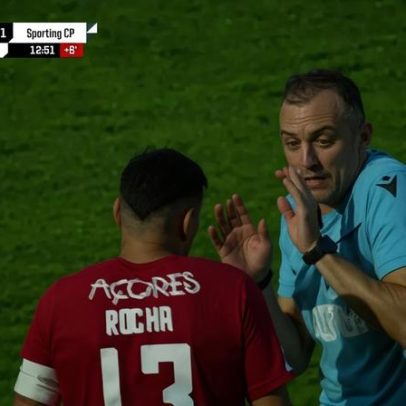 Garrafas são atiradas após penálti de João Pinheiro para o Sporting