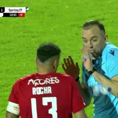 Garrafa lançada da bancada após penálti assinalado a Sporting por João Pinheiro