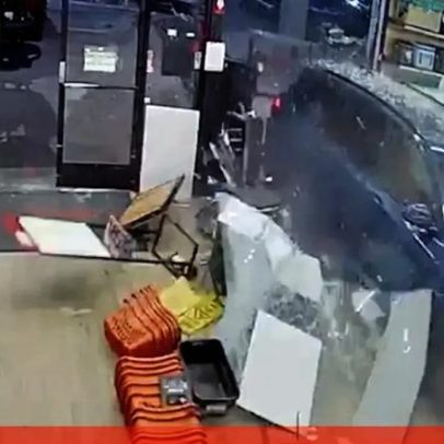 Carro entra pela vitrine de loja e provoca incêndio