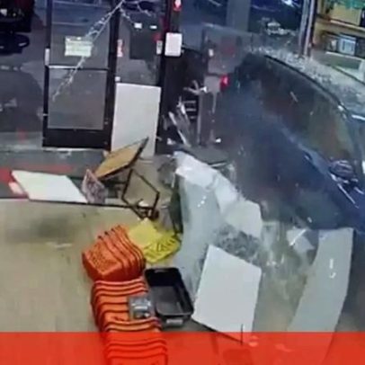 Carro invade vitrine de loja e provoca incêndio