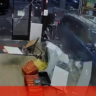 Carro entra pela vitrine de loja e provoca incêndio