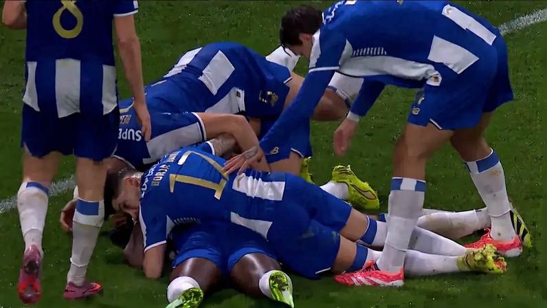 Pepe aproveitou recarga para fechar a goleada do FC Porto frente ao Famalicão