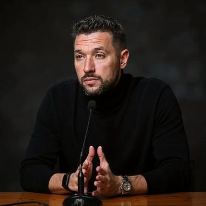 Farioli comenta ironicamente a pausa do jogo, igualando 1958