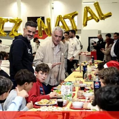 Mourinho presente no jantar de Natal da formação do Benfica