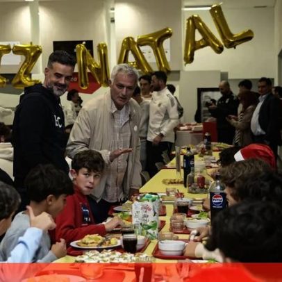 Mourinho participa no jantar de Natal da formação do Benfica