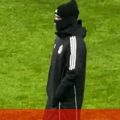 Rafa com o rosto tapado durante aquecimento do Besiktas