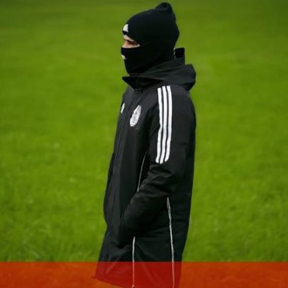 Rafa, com o rosto tapado, surge no aquecimento do Besiktas