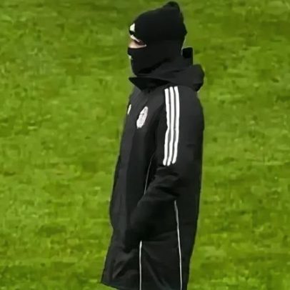 Rafa aparece com rosto tapado e mãos nos bolsos no aquecimento do Besiktas