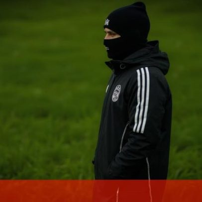 Rafa no aquecimento do Besiktas com o rosto quase tapado e mãos nos bolsos