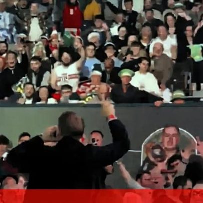 Antiga estrela do Arsenal anima plateia no Mundial de dardos ao beber cerveja de penálti
