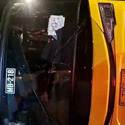 Autocarro em alta velocidade capota na Indonésia, com 16 mortos