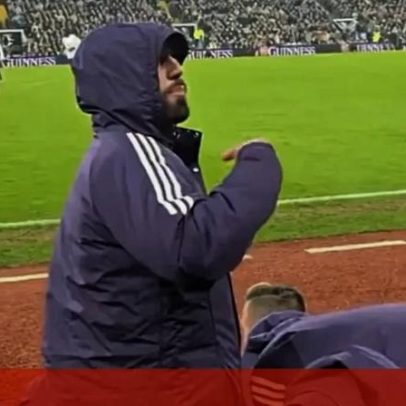 Adeptos do Aston Villa cantam para Bruno Fernandes