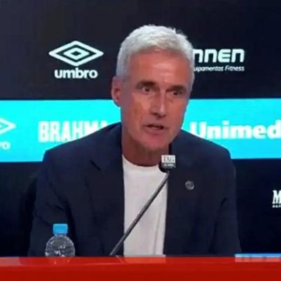 Luís Castro apresentado no Grêmio: restrições financeiras são realidade