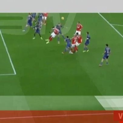 Árbitro consulta imagens com VAR e concede penalti a Benfica