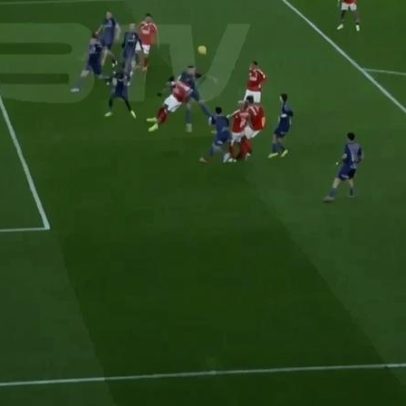 Árbitro consulta imagens após alerta do VAR e concede penálti ao Benfica