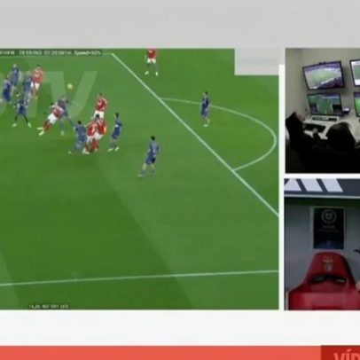 Árbitro consulta imagens após alerta do VAR e marca penálti para o Benfica
