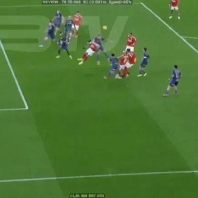 Árbitro marca penálti para o Benfica após consulta ao VAR
