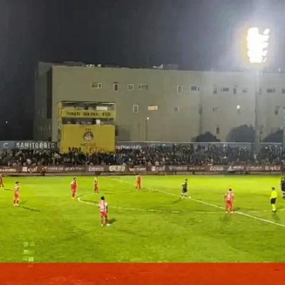 Protesto do Caldas no primeiro minuto contra Sp. Braga com pontapé de saída e abraço
