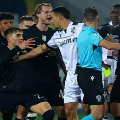 Nélson Oliveira expulso em V. Guimarães-Sporting após entrada