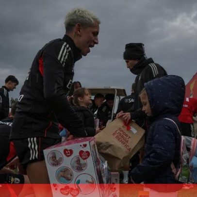 Craques do Benfica surpreendem dezenas de crianças no Seixal