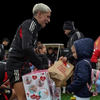 Craques do Benfica surpreendem dezenas de crianças no Seixal para o Natal