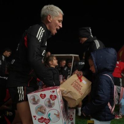 Craques do Benfica surpreendem dezenas de crianças no Seixal