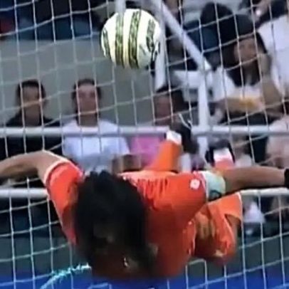 René Higuita volta a executar o golpe de escorpião após 30 anos