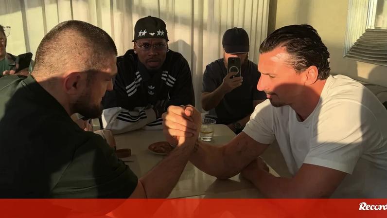O duelo mais inesperado do Natal: Zlatan contra Khabib num braço de ferro... com Pogba como 'árbitro'