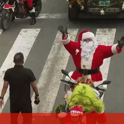 Polícia peruana desfila em Lima com traje de Natal