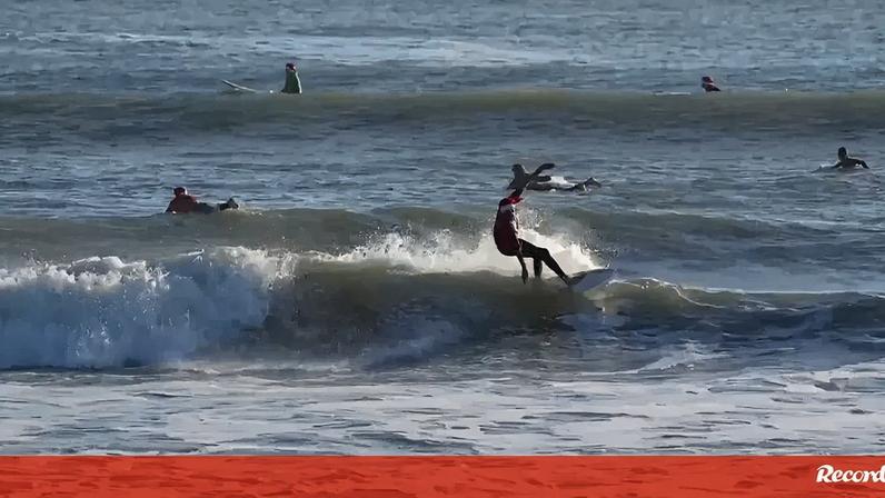 Surfistas vestidos de Pai Natal juntaram-se nas praias da Florida para manter viva uma tradição natalícia que já se repete há vários anos.