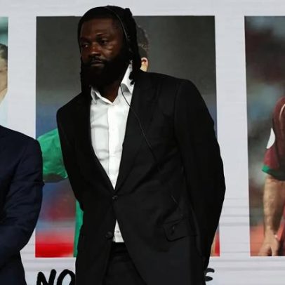 Adebayor comenta que Salah seria alvo de estátuas se fosse inglês