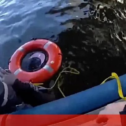 Polícia marítima resgata homem no meio do rio em Nova Iorque