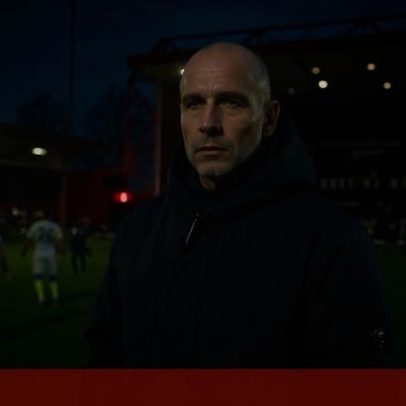 Guardiola reclama com operador de câmara em momento insólito